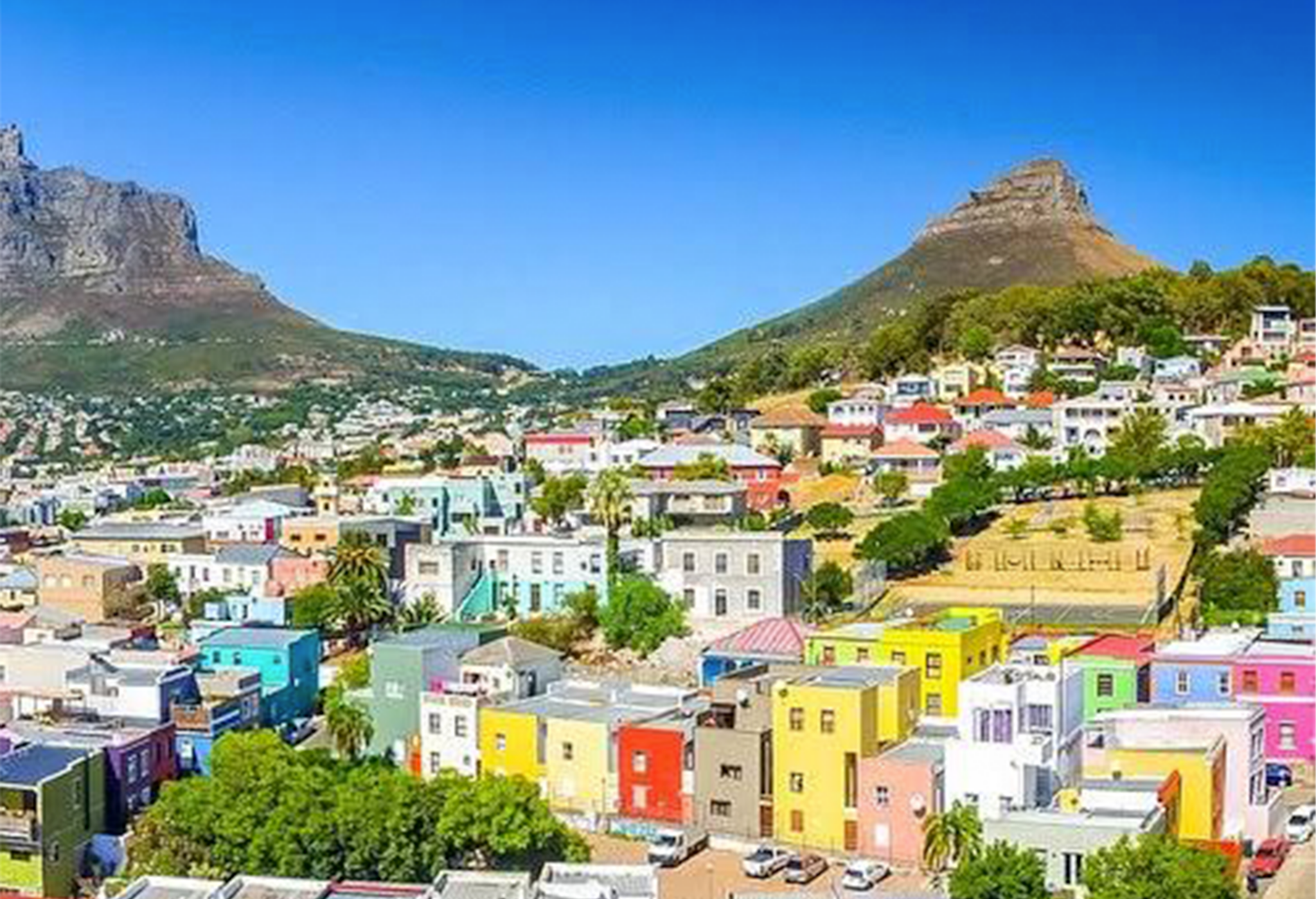 Landscape of colourful buildings in South Afirca and in the background we see a mountains and the blue skies.
